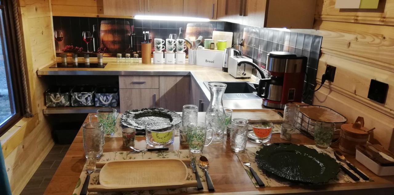 Woodorf Drewnem Uslane - Domki Z Bala Nad Rzeka Slupia Wsrod Pol I Lasow Z Chata Grillowa, Ogniskiem I Placami Zabaw Dla Dzieci Ustka Exteriör bild